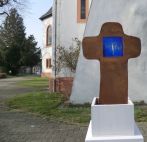 Antikglas ( bearbeitet ) mit Cortenstahl, Kreuzform stammt von einem Frühchristlichen Kreuz aus der Gemarkung Nierstein